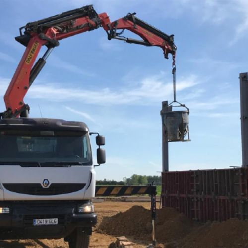 Vertido de hormigón con grúa