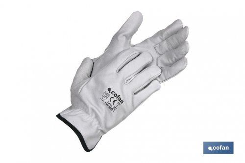 Guantes de piel en ropa de trabajo